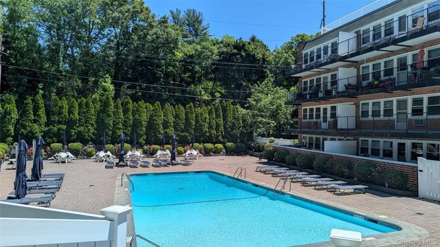 30 Pearsall Avenue N 3P, Glen Cove, NY 11542