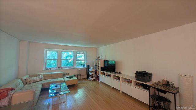 30 Pearsall Avenue N 3P, Glen Cove, NY 11542