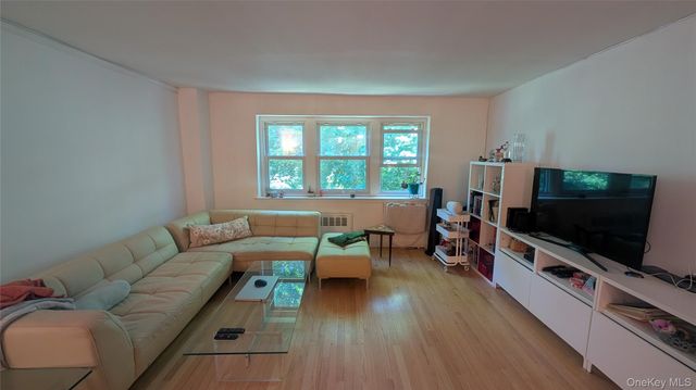 30 Pearsall Avenue N 3P, Glen Cove, NY 11542
