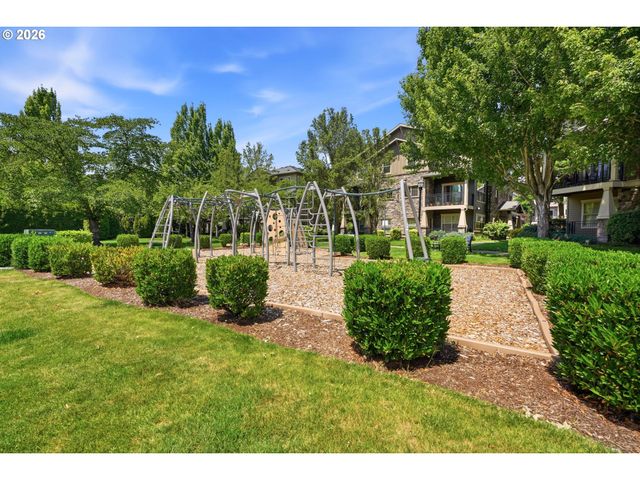 627 Ne GARSWOOD Ln, Hillsboro, OR 97006
