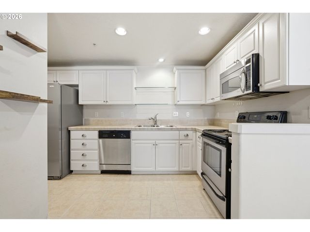 627 Ne GARSWOOD Ln, Hillsboro, OR 97006
