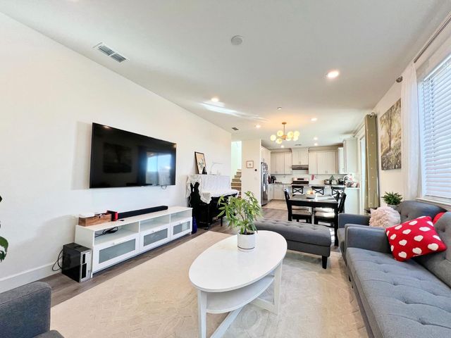 10408 Cello Way, Elk Grove, CA 95757