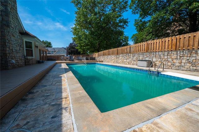 7000 N Agnes Street, Gladstone, MO 64119