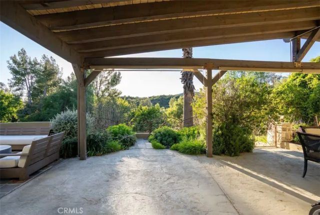 24361 Mulholland Highway, Calabasas, CA 91302