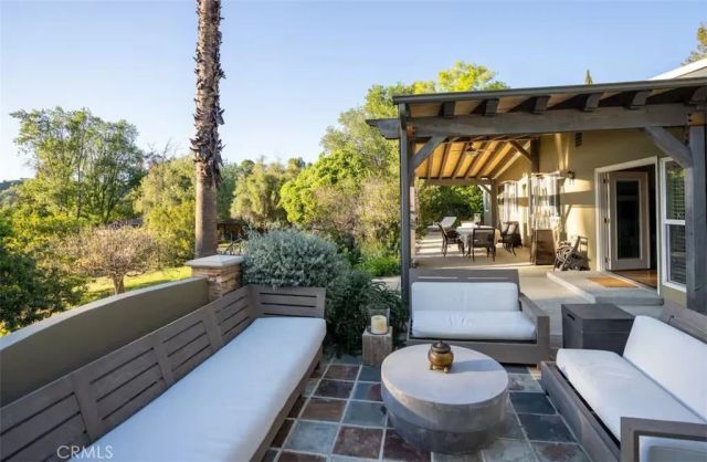24361 Mulholland Highway, Calabasas, CA 91302