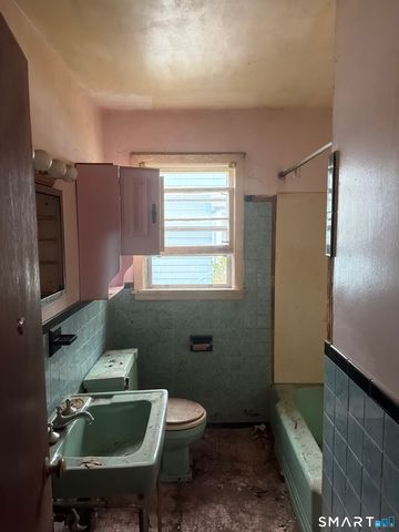 38 Robinson Street, New London, CT 06320