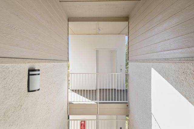 351 Lakeside Lane 305, Nassau Bay, TX 77058