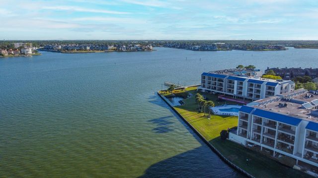 351 Lakeside Lane 305, Nassau Bay, TX 77058
