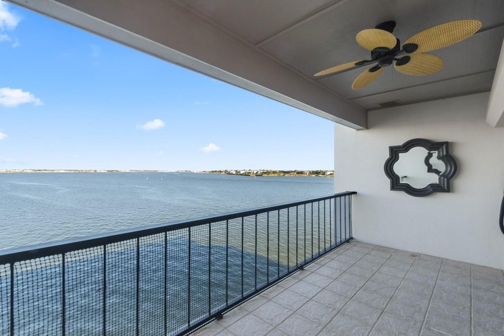351 Lakeside Lane 305, Nassau Bay, TX 77058