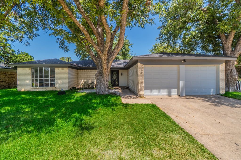 1701 Brookhaven Circle, Bedford, TX 76022
