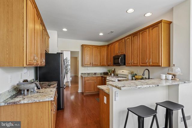 10 DICKENS DR, Lawrenceville, NJ 08648