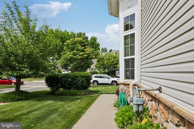 10 DICKENS DR, Lawrenceville, NJ 08648