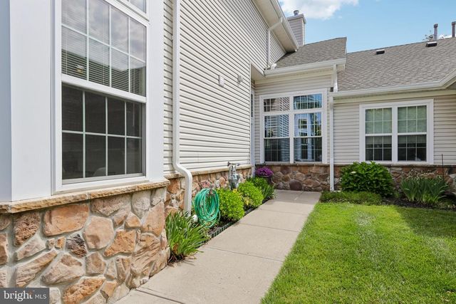 10 DICKENS DR, Lawrenceville, NJ 08648