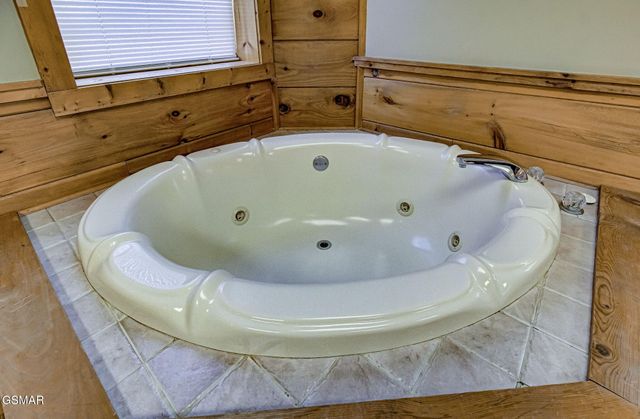 515 Chickasaw Gap Way, Pigeon Forge, TN 37863