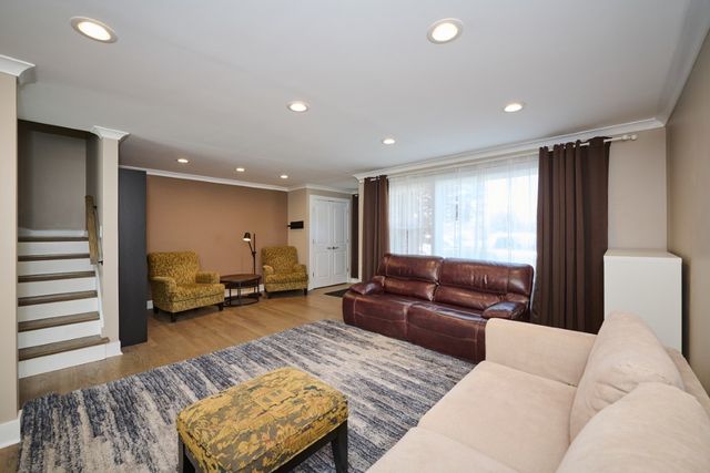 926 N Boxwood Drive B, Mount Prospect, IL 60056