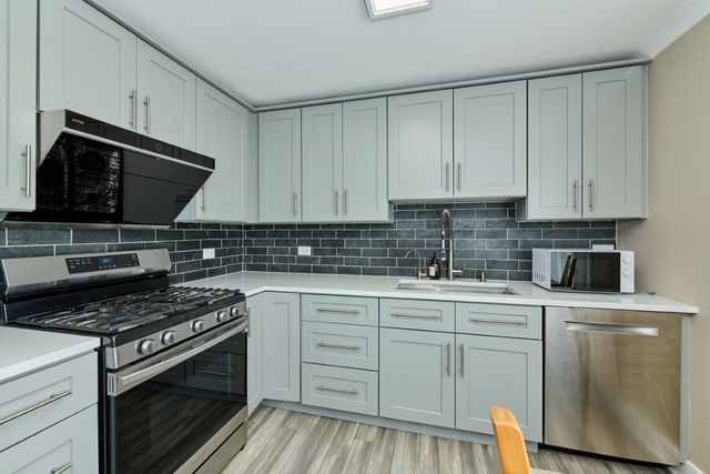 926 N Boxwood Drive B, Mount Prospect, IL 60056