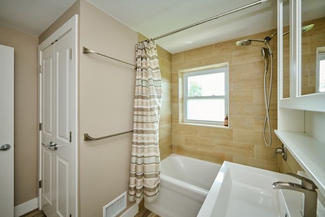 926 N Boxwood Drive B, Mount Prospect, IL 60056