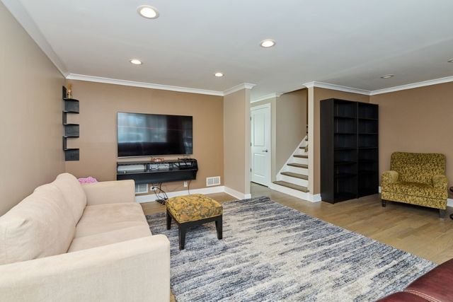 926 N Boxwood Drive B, Mount Prospect, IL 60056