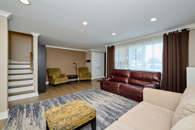 926 N Boxwood Drive B, Mount Prospect, IL 60056