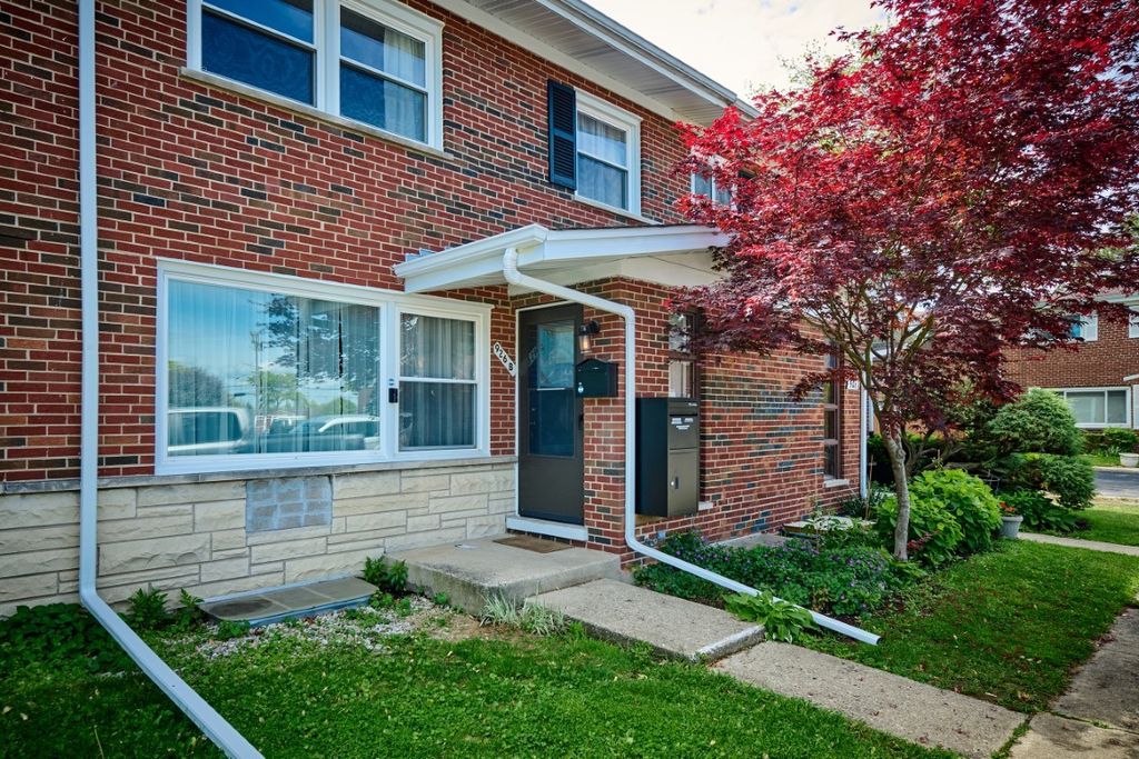 926 N Boxwood Drive B, Mount Prospect, IL 60056