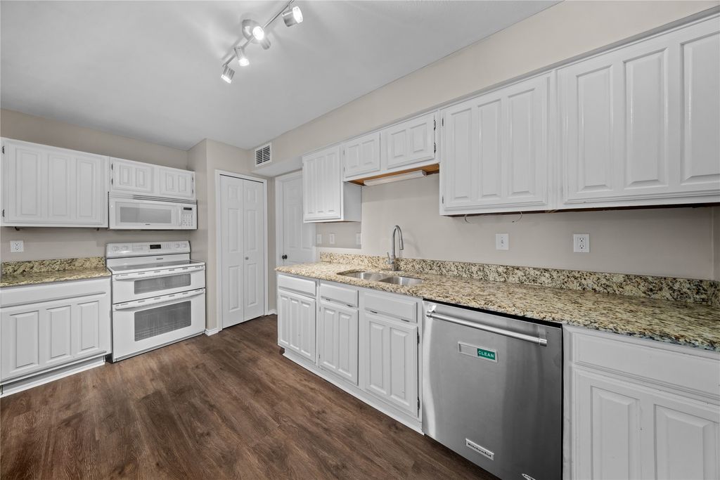 Image 11 of property listing at 11136 Mccree Road, Dallas, TX 75238