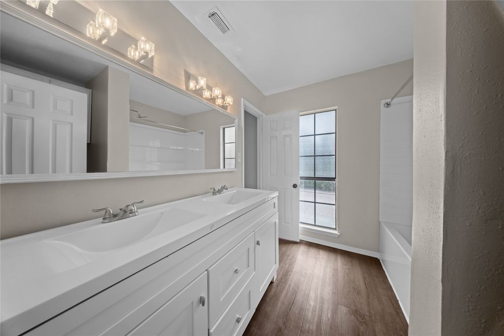Image 7 of property listing at 11136 Mccree Road, Dallas, TX 75238