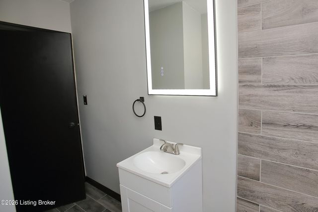 4804 Ranchland Dr, Louisville, KY 40216