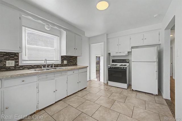 29679 Glenwood Street, Inkster, MI 48141