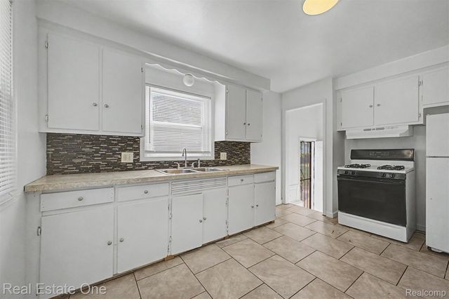 29679 Glenwood Street, Inkster, MI 48141
