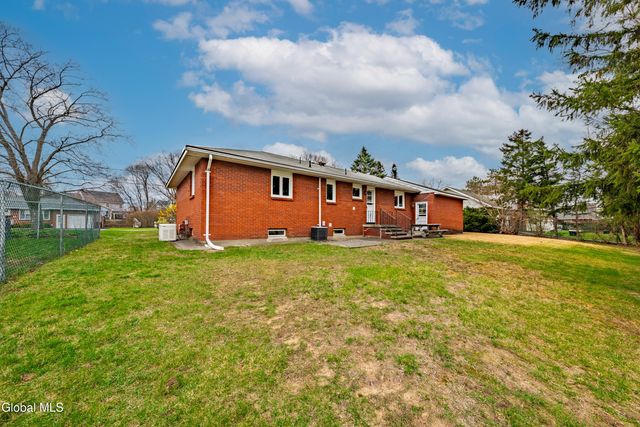 6 E Alfred Drive, Colonie, NY 12205