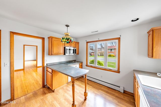 6 E Alfred Drive, Colonie, NY 12205