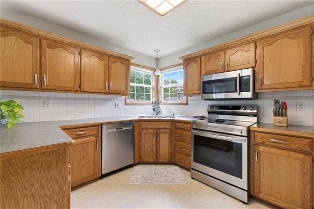 205 Apple Valley Parkway, Belton, MO 64012