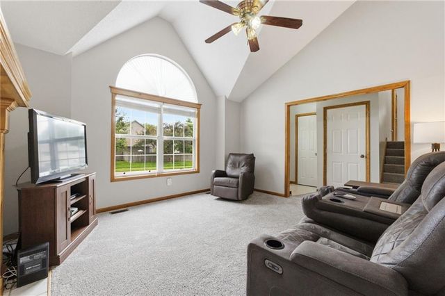 205 Apple Valley Parkway, Belton, MO 64012