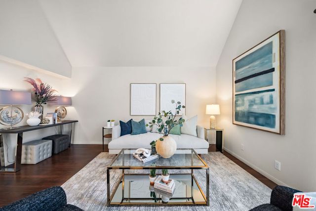 835 S Lucerne Boulevard 310, Los Angeles, CA 90005