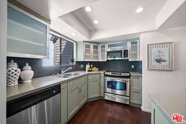 835 S Lucerne Boulevard 310, Los Angeles, CA 90005
