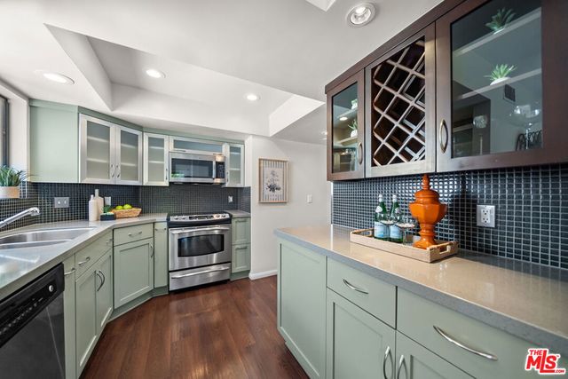 835 S Lucerne Boulevard 310, Los Angeles, CA 90005