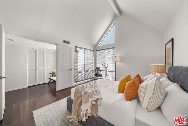 835 S Lucerne Boulevard 310, Los Angeles, CA 90005