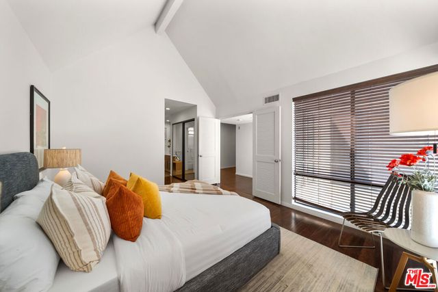 835 S Lucerne Boulevard 310, Los Angeles, CA 90005