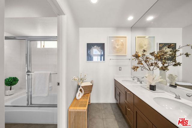 835 S Lucerne Boulevard 310, Los Angeles, CA 90005