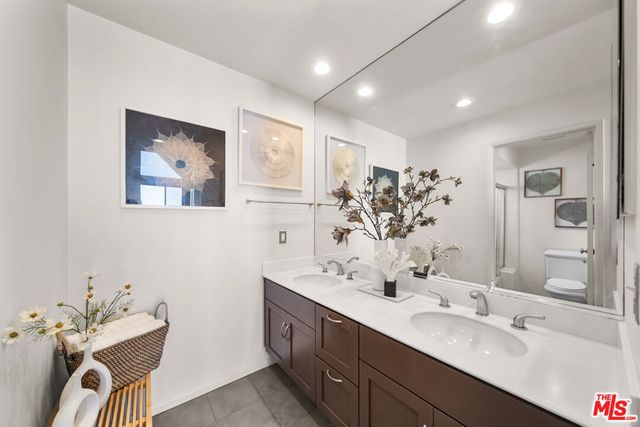 835 S Lucerne Boulevard 310, Los Angeles, CA 90005