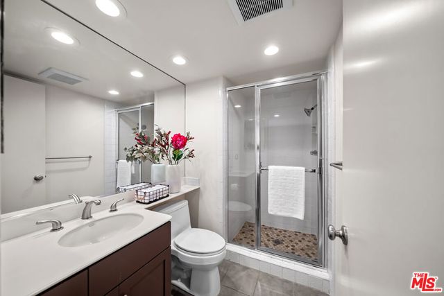 835 S Lucerne Boulevard 310, Los Angeles, CA 90005