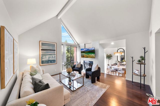 835 S Lucerne Boulevard 310, Los Angeles, CA 90005