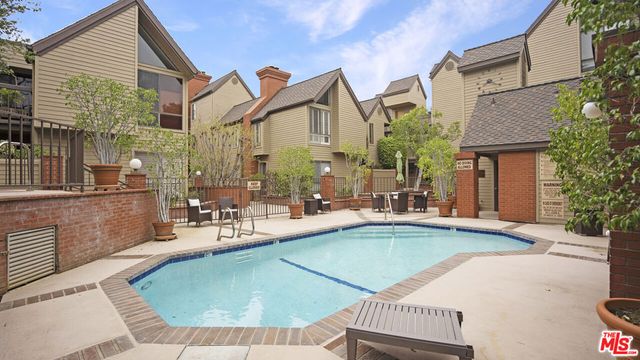 835 S Lucerne Boulevard 310, Los Angeles, CA 90005