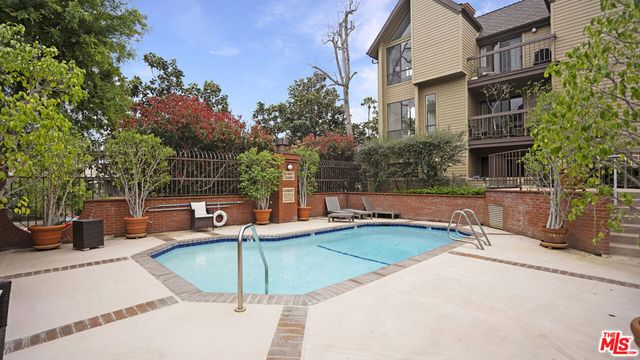 835 S Lucerne Boulevard 310, Los Angeles, CA 90005