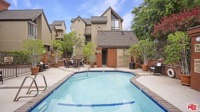 835 S Lucerne Boulevard 310, Los Angeles, CA 90005
