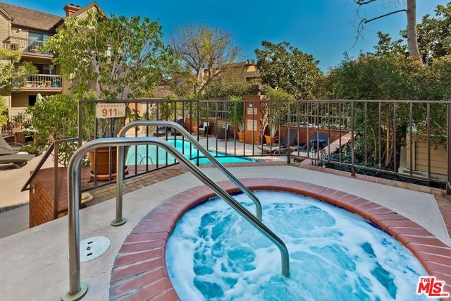 835 S Lucerne Boulevard 310, Los Angeles, CA 90005