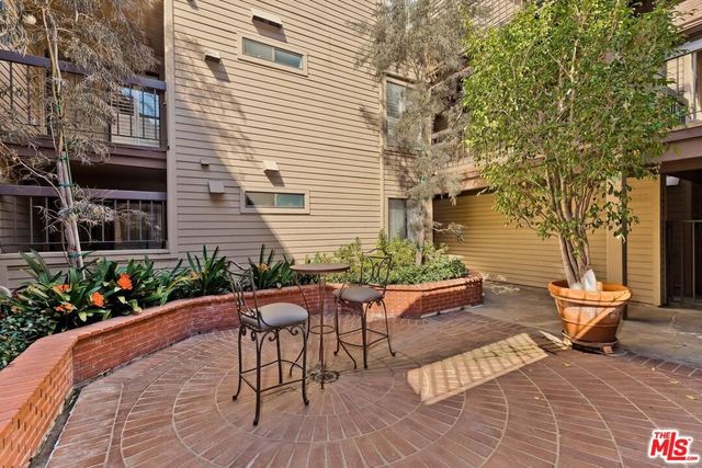 835 S Lucerne Boulevard 310, Los Angeles, CA 90005