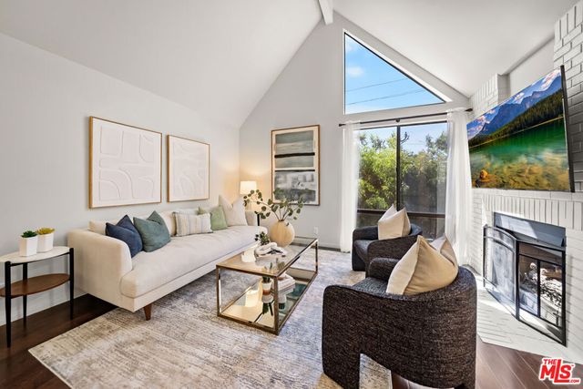 835 S Lucerne Boulevard 310, Los Angeles, CA 90005