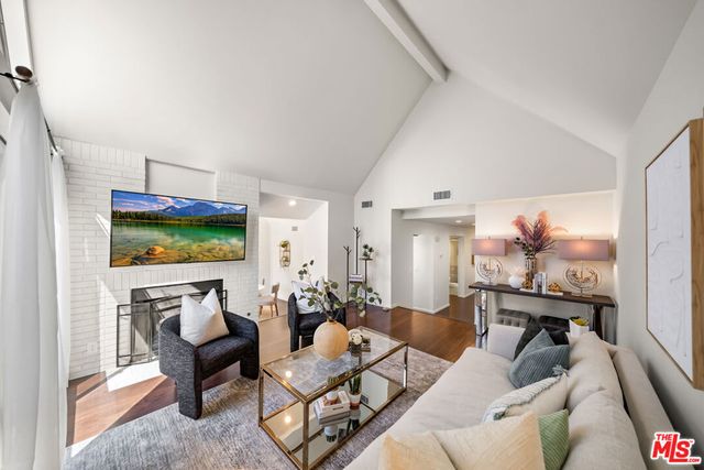 835 S Lucerne Boulevard 310, Los Angeles, CA 90005