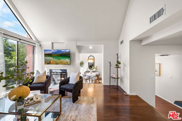 835 S Lucerne Boulevard 310, Los Angeles, CA 90005